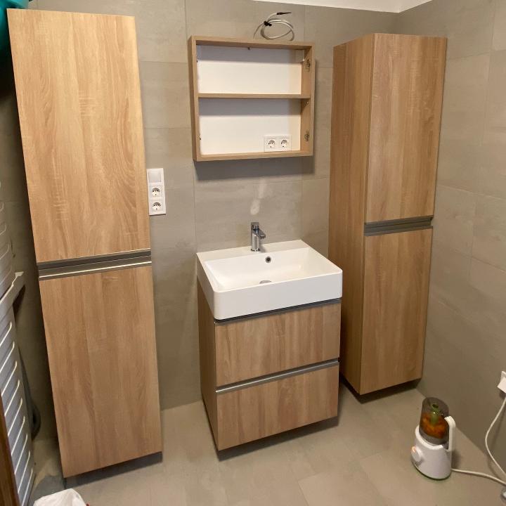 F�ggesztett f�rd�szobaszekr�ny